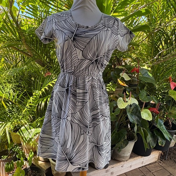 Sialei Elegant Black and White Women's Dress in excellent condition - Picture 1 of 5